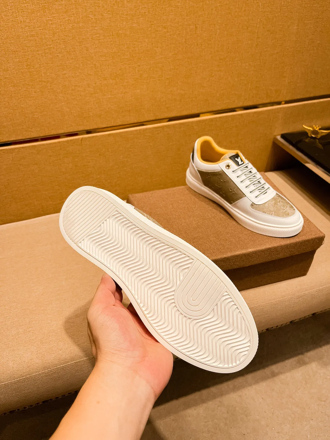 Men's shoes💰 400💰[LV]🔥Louis Vuitton, high-end men's shoes brand, official website 1:1 latest masterpiece: the upper is made of Italian imported first-layer cowhide with a comfortable and breathable lining➕original non-slip and wear-resistant outsole🔥, making walking more convenient and comfortable! An exclusive new model, a stunning work, a beautiful 1:1 replica [color] compared to the official quality! Create a fashionable personality to set off your uniqueness! A must-have for trendy men! Classic 🔥Size: 38-44 Color: 🔥 3⃣️colors available🔥.